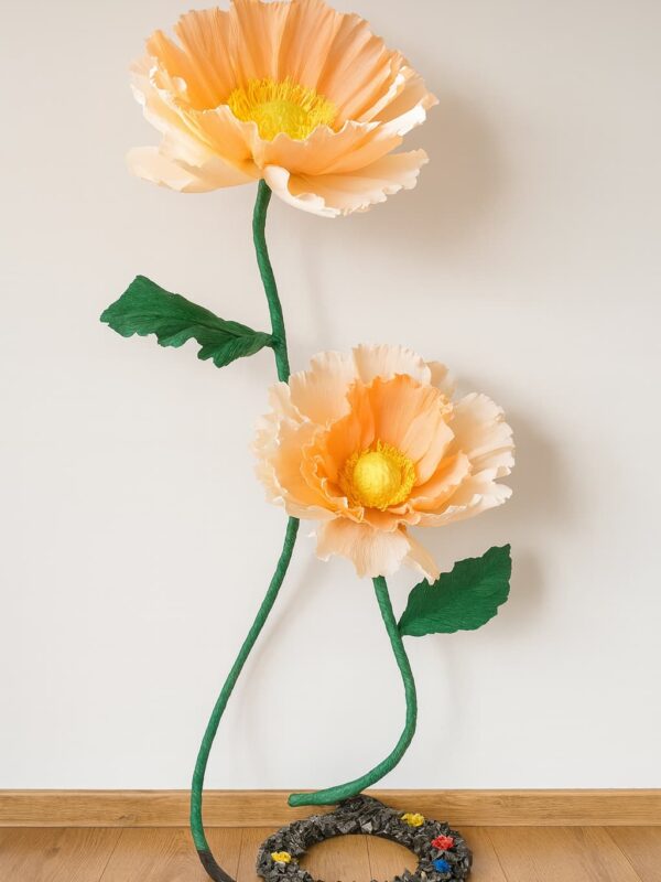 Oversized håndlavet papirblomst-dekoration med to store peach/aprikos blomster, 40–50 cm, gulvdekoration