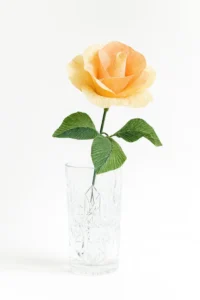 Lys gul håndlavet papirrose med orange nuancer i glasvase – evighedsblomst 30 cm