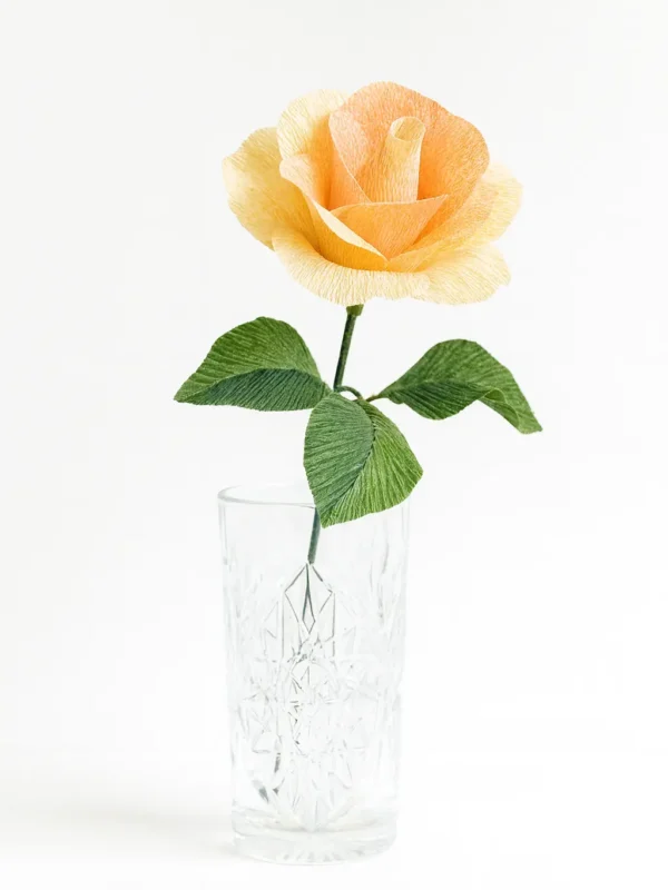 Lys gul håndlavet papirrose med orange nuancer i glasvase – evighedsblomst 30 cm